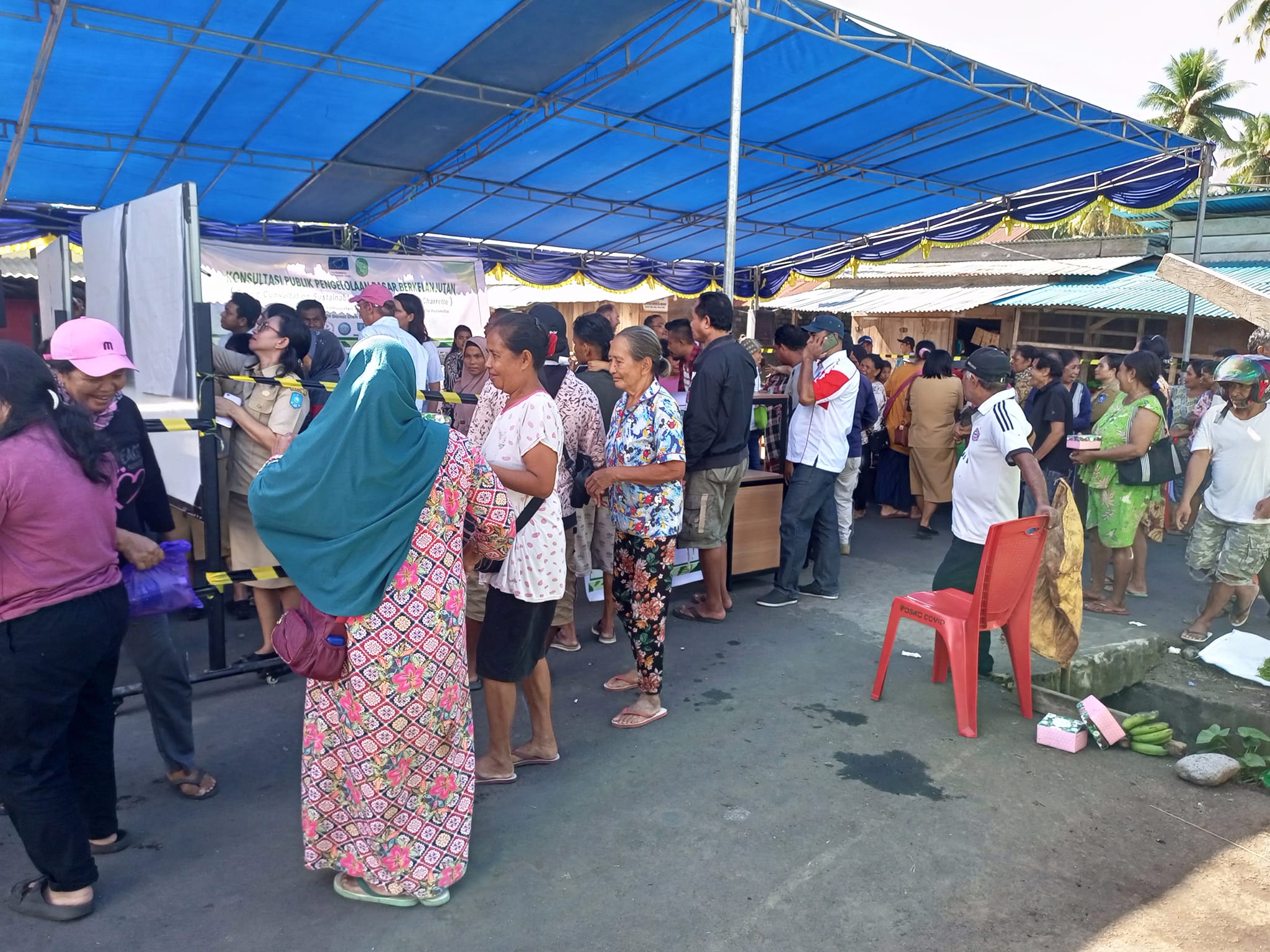 Sekretaris Daerah,Drs. E J Papilaya MTP hadiri kegiatan Gelar Konsultasi Publik Pembangunan Pasar Berkelanjutan Pemkab Halut Dan Pemkot Gora Kalwaria Polandia di 3 pasar yang ada di Kabupaten Halmahera Utara