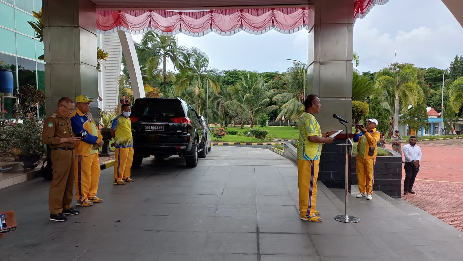 Bupati Halmahera Utara , Ir.Frans Manery melepas secara resmi 221 Atlit Kabupaten Halmahera Utara yang akan berlaga pada Pekan Olahraga Provinsi Maluku Utara (Porprov Malut )  Ke-IV Tahun 2022 di Kota Ternate