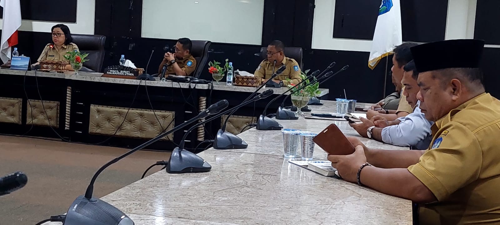 Wakil bupati Muchlis Tapi Tapi, S.Ag memimpin rapat koordinasi dalam Mengantisipasi dampak kenaikan Bahan Bakar Minyak (BBM).