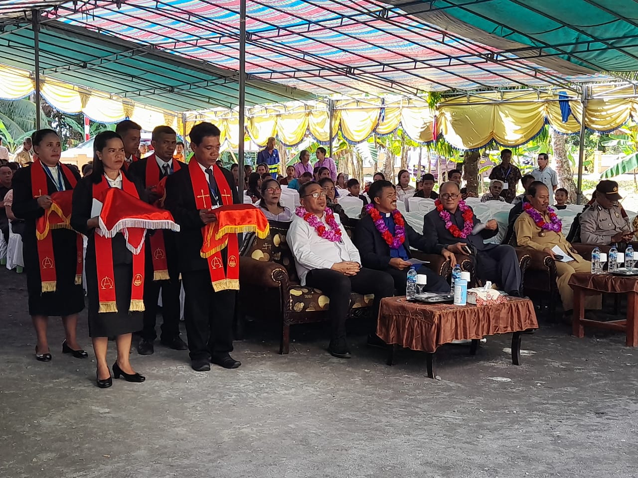 Mewakili Bupati, Sekretaris Daerah Drs. Erasmus. J. Papilaya, MTP Menghadiri Peresmian Gedung Gereja PNIEL Biang