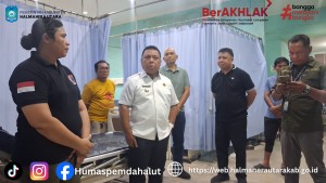 Bupati Piet Hein Babua Pantau Kondisi 7 Orang WNA dan 3 WNI Korban Luka Akibat Erupsi Gunung Dukono di RSUD Tobelo. 