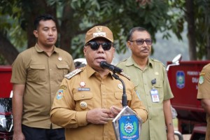 Bupati, Serahkan 5 Unit Motor Pengangkut Sampah dan 3 Konteiner Untuk Dukung Kebersihan Desa